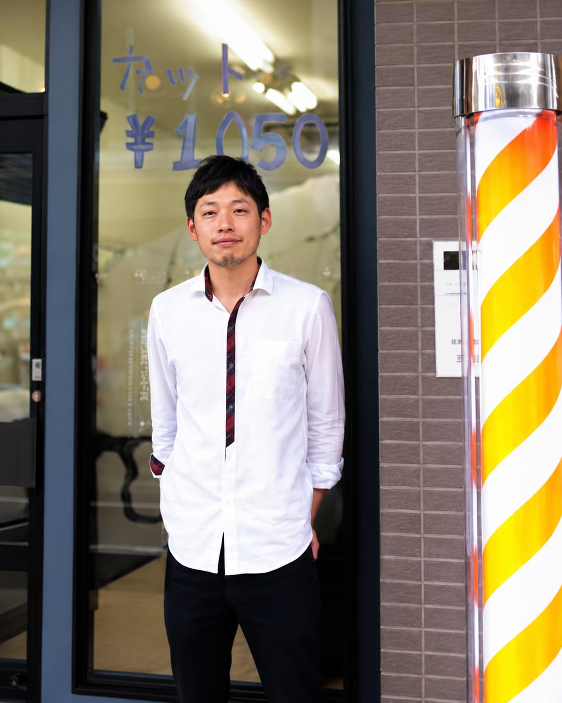 店頭に立つ BARBER CAVE のスタッフ
